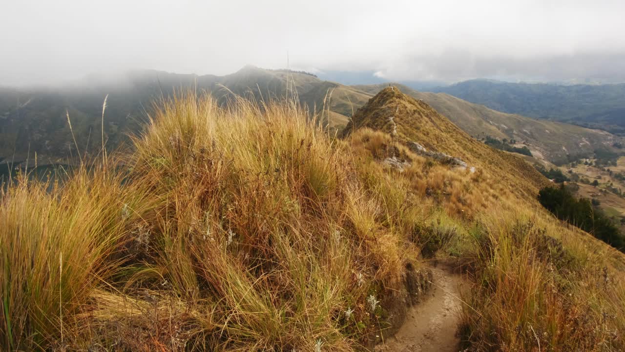 camino del borde del borde que rodea el lago del cráter quilotoa en ecuador