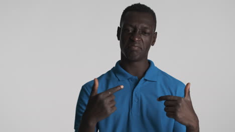 un hombre afroamericano con un fondo gris.