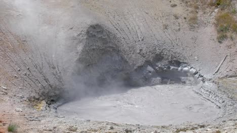 lodo de tiro estático medio burbujeante y humeante en el parque de piedra amarilla