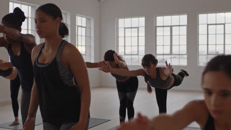 Grupo-De-Clase-De-Yoga-De-Mujeres-Multirraciales-Practicando-Pose-Guerrera-Disfrutando-De-Un-Estilo-De-Vida-Saludable-Haciendo-Ejercicio-En-El-Gimnasio-Al-Amanecer