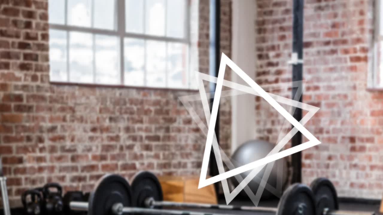 animación de triángulos blancos girando sobre kettlebells y pesas en el gimnasio