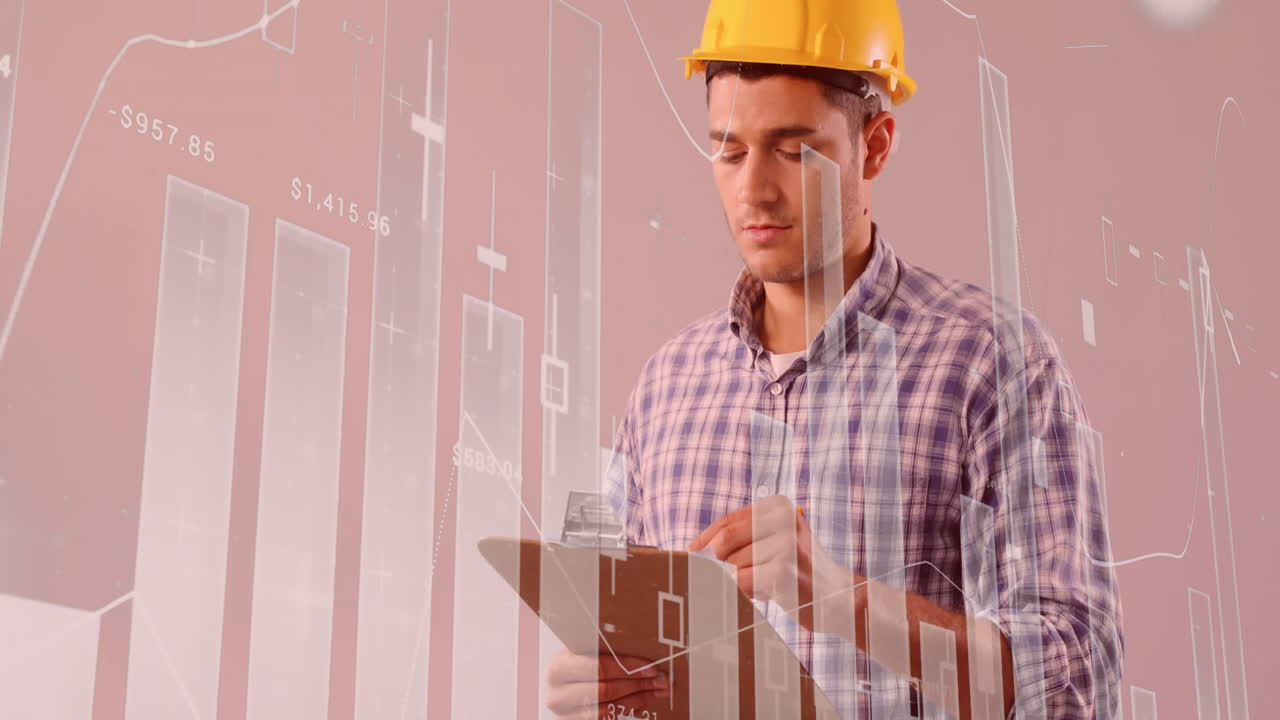 gráficos y datos estadísticos que se mueven contra el arquitecto masculino tomando notas en el clipboard