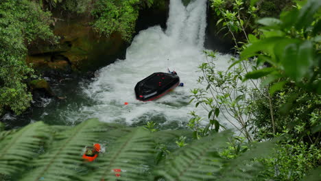 Gruppe-Von-Rafting-Leuten-Im-Boot,-Die-Einen-Unfall-Haben,-Nachdem-Sie-Die-Hohen-Tutea-Fälle-Heruntergefallen-Sind