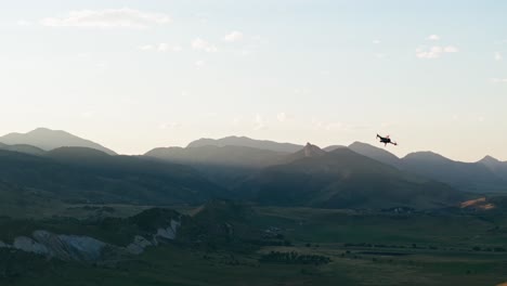 Drohne-Fliegt-über-Eine-Schattenbedeckte-Landschaft