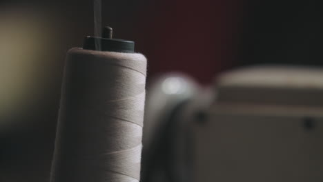 toma estática de hilo de carrete en una máquina de coser