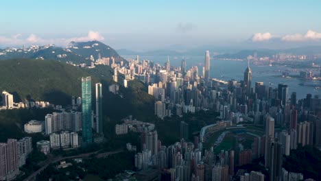 Increíble-Vista-Aérea-De-La-Isla-De-Hong-Kong,-El-Mirador-De-Jardine-Proyecta-Sombras