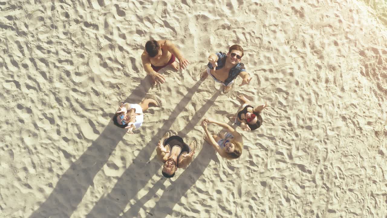 젊은이들이 해변에서 즐겁게 놀고 있습니다.