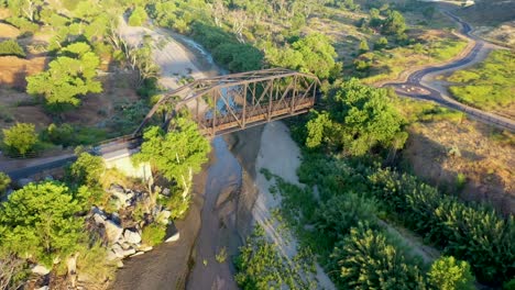 Iron-Horse-Bridge-Trailhead-En-Santa-Clarita,-California