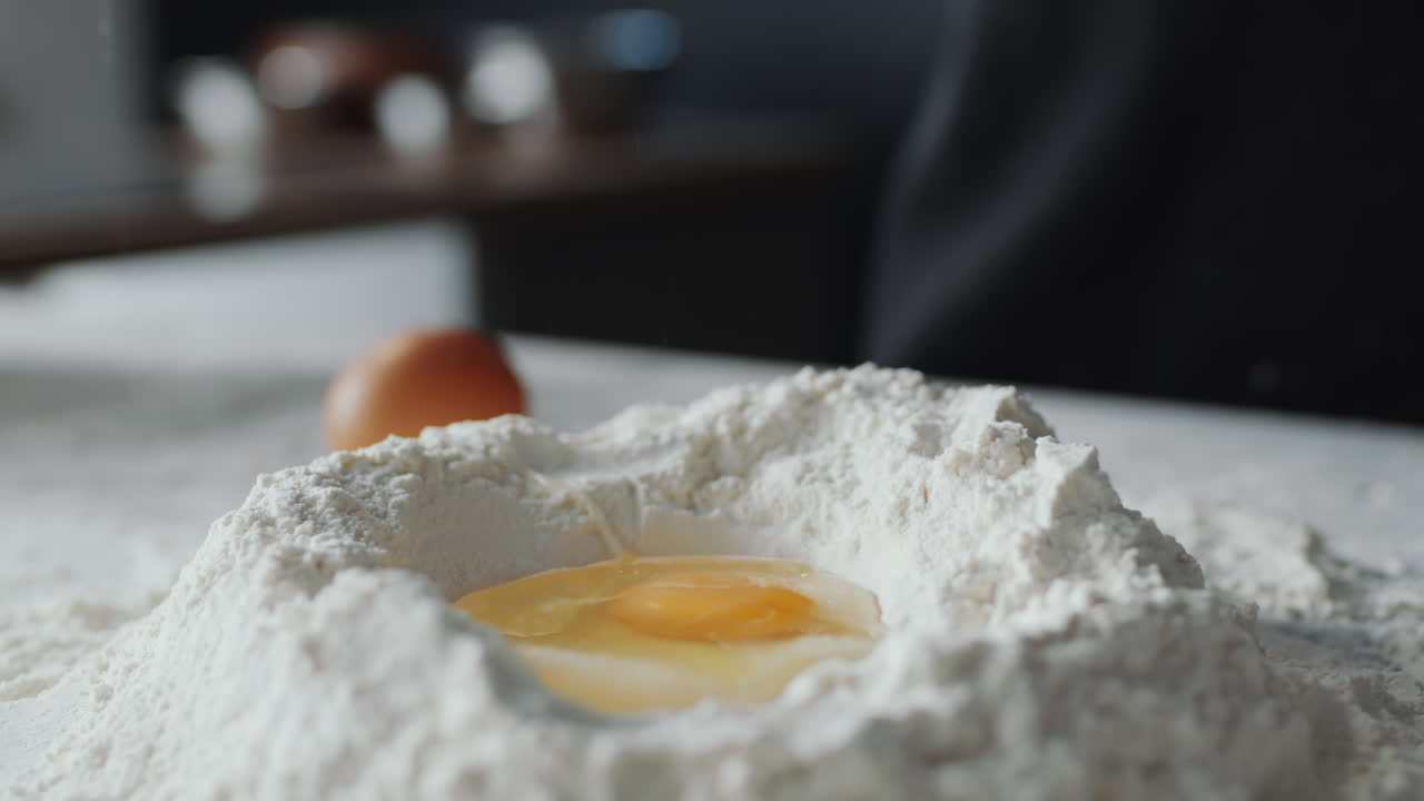 베이커 가 밀가루 어리 에 달 을 넣고 있다