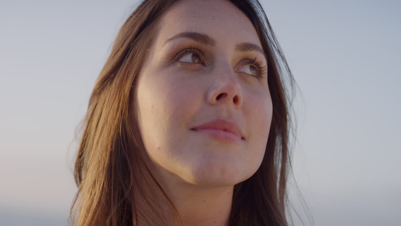 retrato en primer plano de una hermosa joven sonriente disfrutando de las vacaciones de verano en una playa ventosa a orillas del mar serie de personas reales