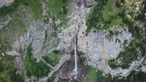 Hoher-Schuss-Des-Wasserfalls-Almenbachfall-Berner-Oberland-Schweiz-Drohne-Flug