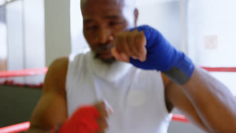 hombre de alto nivel boxeando en el estudio de fitness 4k