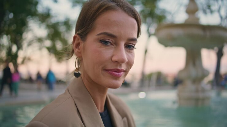 une fille charmante posant dans un parc. portrait d'une femme d'affaires confiante.