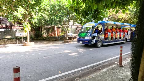 monjes en un autobús turístico