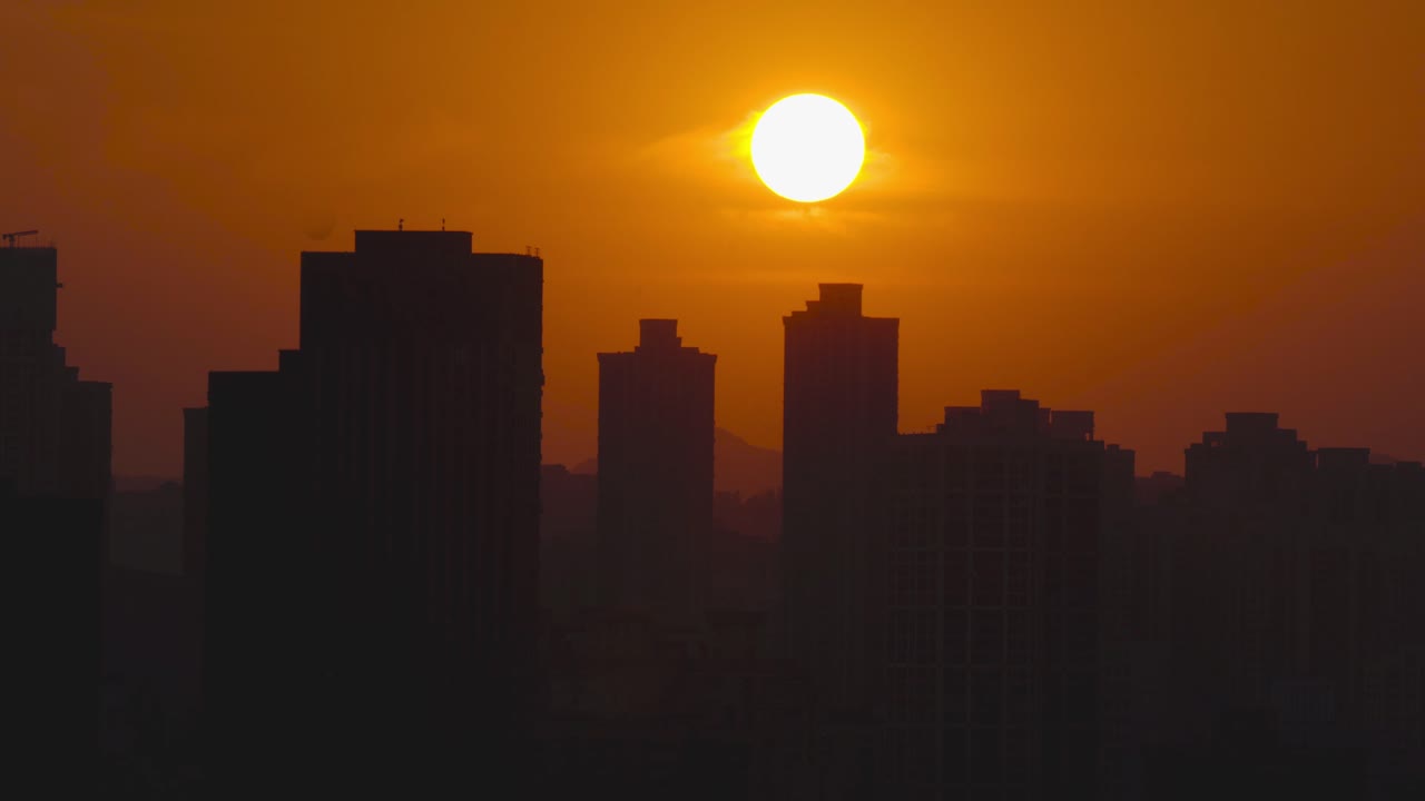 La luz del atardecer en la hora dorada ilumina el horizonte de Chongqing, silueta de rascacielos
