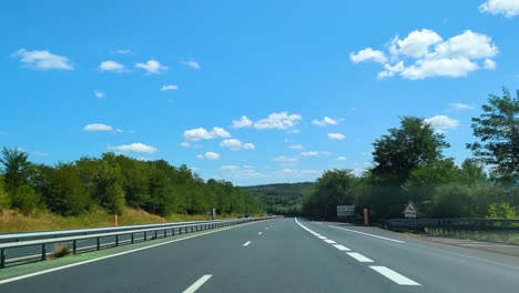 프랑스 고속도로를 따라 이동하는 dashcam 뷰, 자동차가 지나가는 고속도로, 푸른 하늘 배경, 나무가 빠르게 날아가는 4k