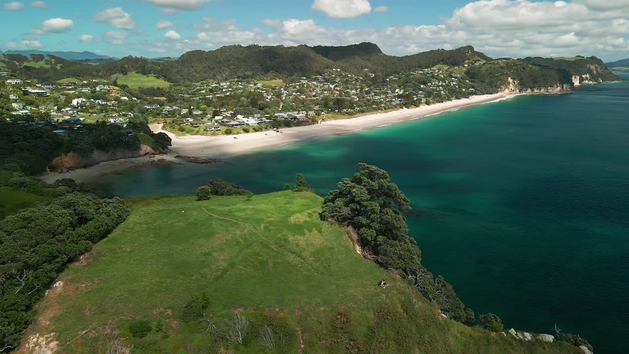 절벽 꼭대기에 앉아 파도가 해안으로 밀려오는 것을 보고 있습니다.