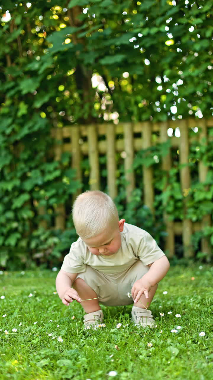 Ricreazione attiva all'aperto per bambini. Bambino felice che corre sull'erba in estate con un sorriso. Bambino piccolo con vestiti estivi bianchi. Crescita sana dei bambini.