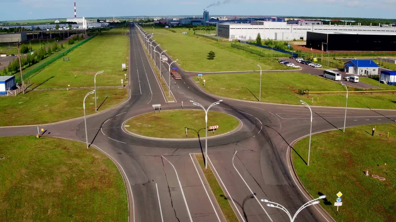 블루 스카이 에어니얼에 대한 생산 공장 근처의 도로 교차로