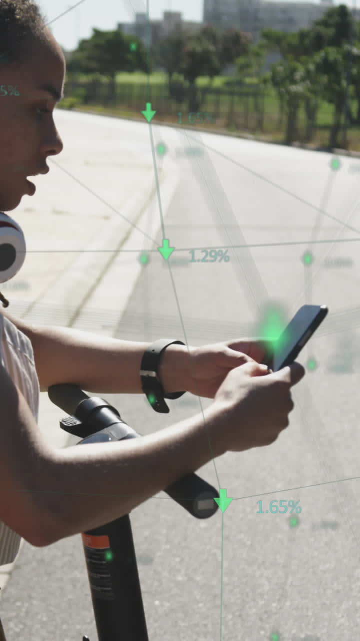 animación del procesamiento de datos sobre una mujer biracial usando un teléfono inteligente con un scooter en el parque