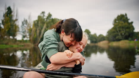 naturaleza, kayak y madre abrazando a su hijo