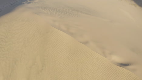 perspectiva aérea de drones verticales de la cresta de la gran duna en el parque nacional de las dunas de kelso, california