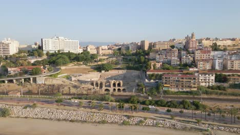 drone asciende, tirando hacia atrás para pasar por alto tarragona, españa