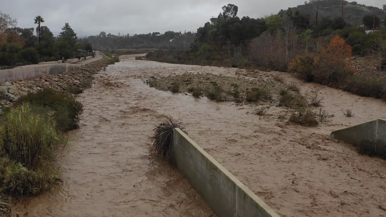 antena de aguas de inundación moviéndose rápidamente por el río ventura en california con escorrentía durante las inundaciones invernales