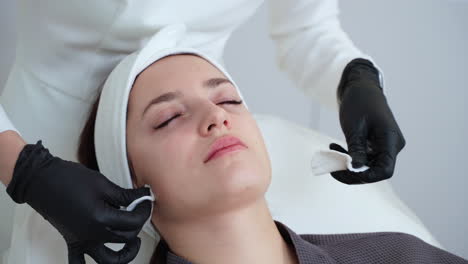 tratamiento facial por parte de un estetista