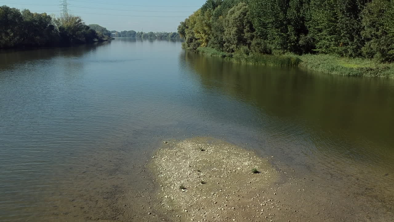 pequeña isla en medio del río