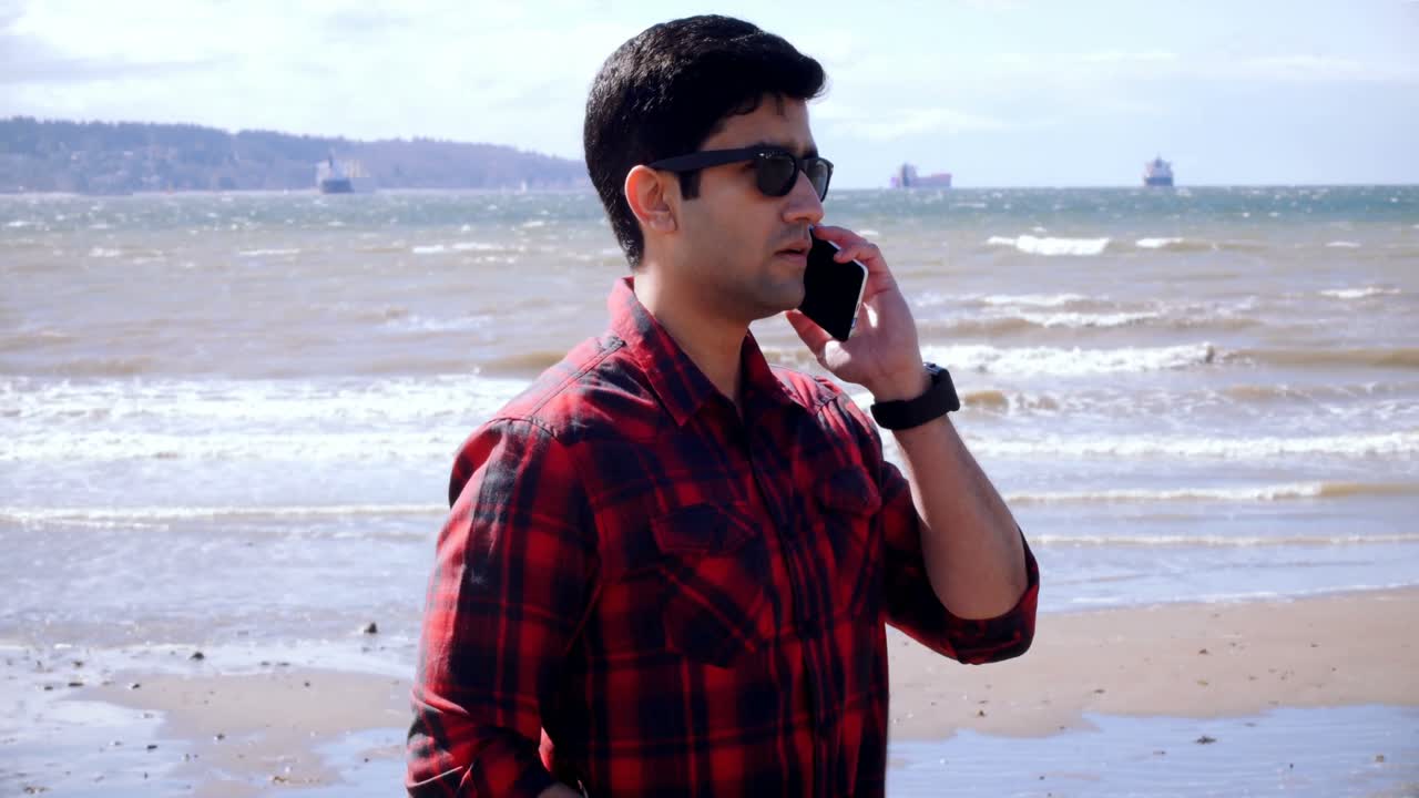 커피 4k를 마시면서  ⁇ 드폰으로 이야기하는 남자