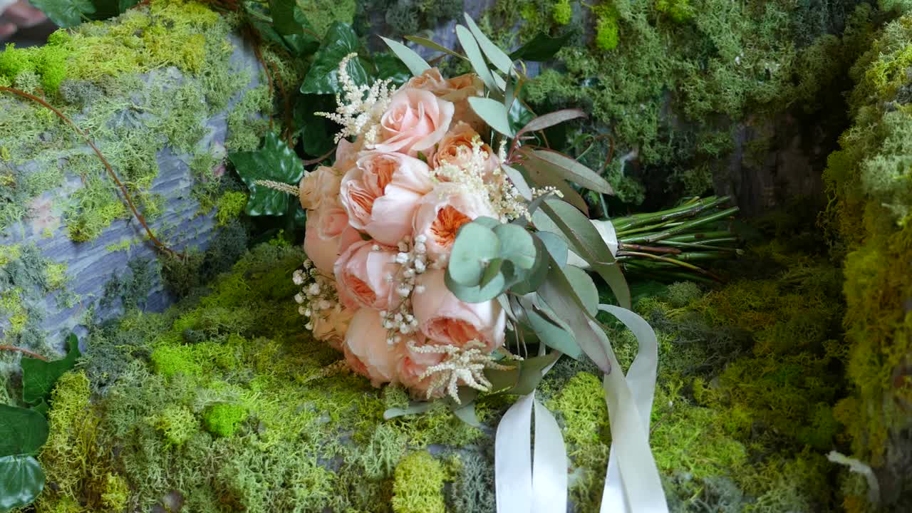 방의 의자에 놓인 분홍색 꽃으로 아름다운 결혼 부켓