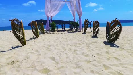 lujosa playa de arena blanca con doseles en la isla de langkawi, malasia