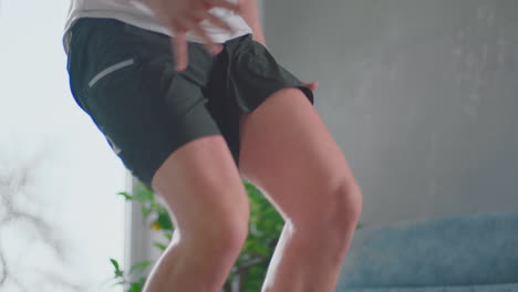 joven haciendo ejercicio en casa