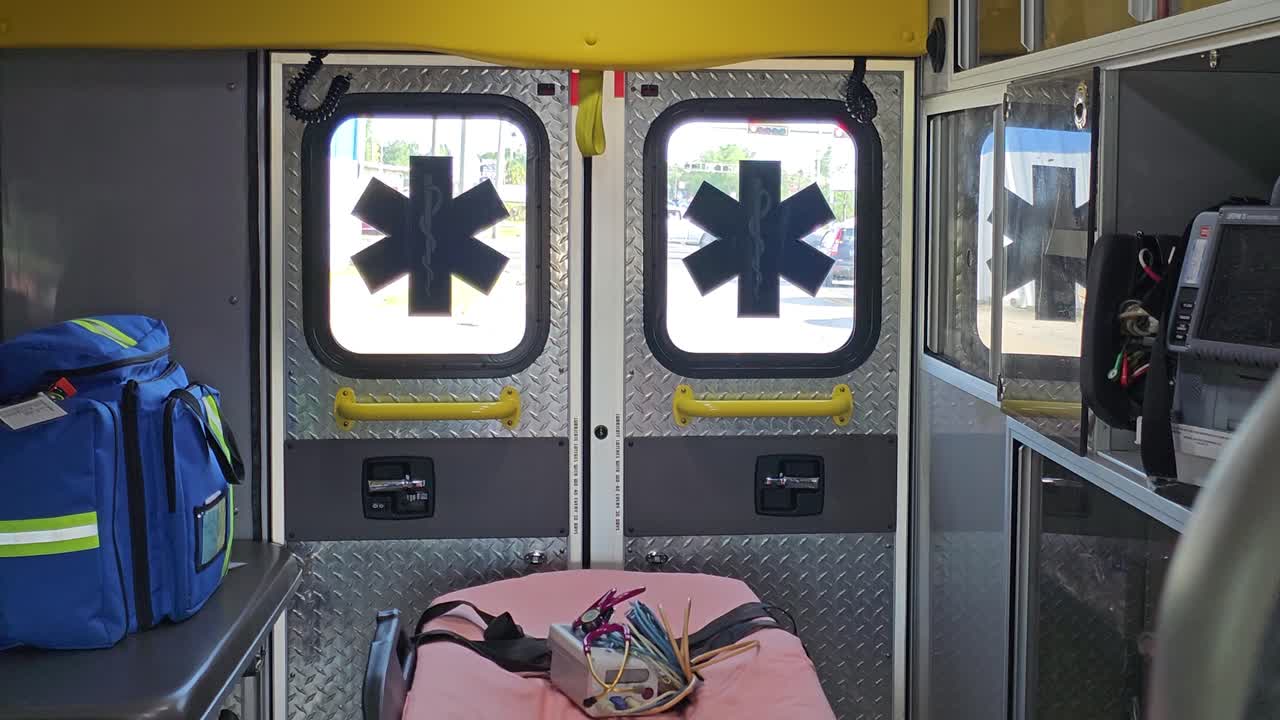 vista desde el interior del compartimento del paciente de la ambulancia conduciendo por la carretera
