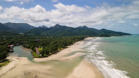 Lapso-De-Tiempo-De-Cúmulos-Que-Se-Forman-Sobre-Las-Montañas-Y-La-Playa-Y-El-Estuario-Del-Río-En-La-Isla-Tropical-De-Koh-Chang