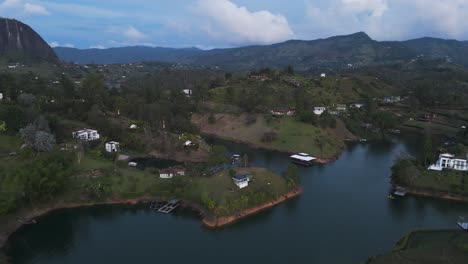 Flüsse-Der-Seestadt-Guatape-Bei-El-Penon,-Drohnenaufnahme-Aus-Der-Luft