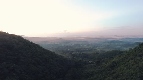 Imágenes-De-Drones-De-Dos-Pequeñas-Montañas-Durante-El-Amanecer