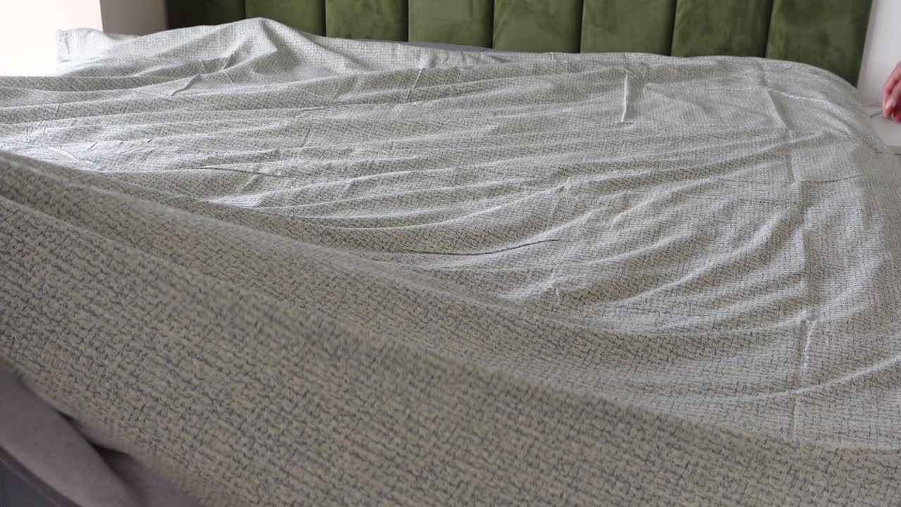 haciendo la cama en un dormitorio moderno