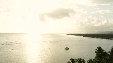 Barco-De-Lujo-Anclado-Cerca-De-La-Exótica-Playa-Tropical