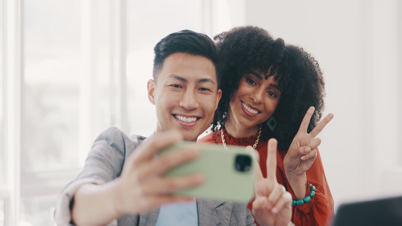 Telefono, selfie e professionisti con segno della pace