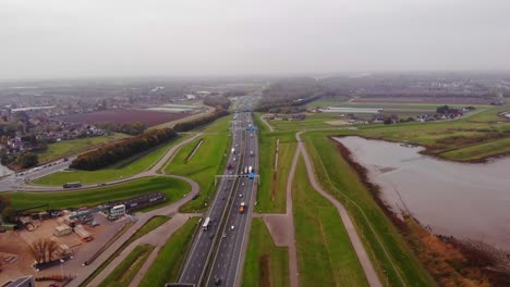 Antena-Sobre-La-Autopista-A15-Con-Tráfico-En-Ambos-Sentidos-En-Hendrik-ido-ambacht