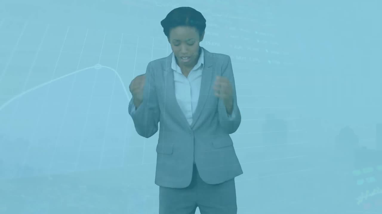 animación de procesamiento de datos sobre mujer de negocios afroamericana con gritos de caja.