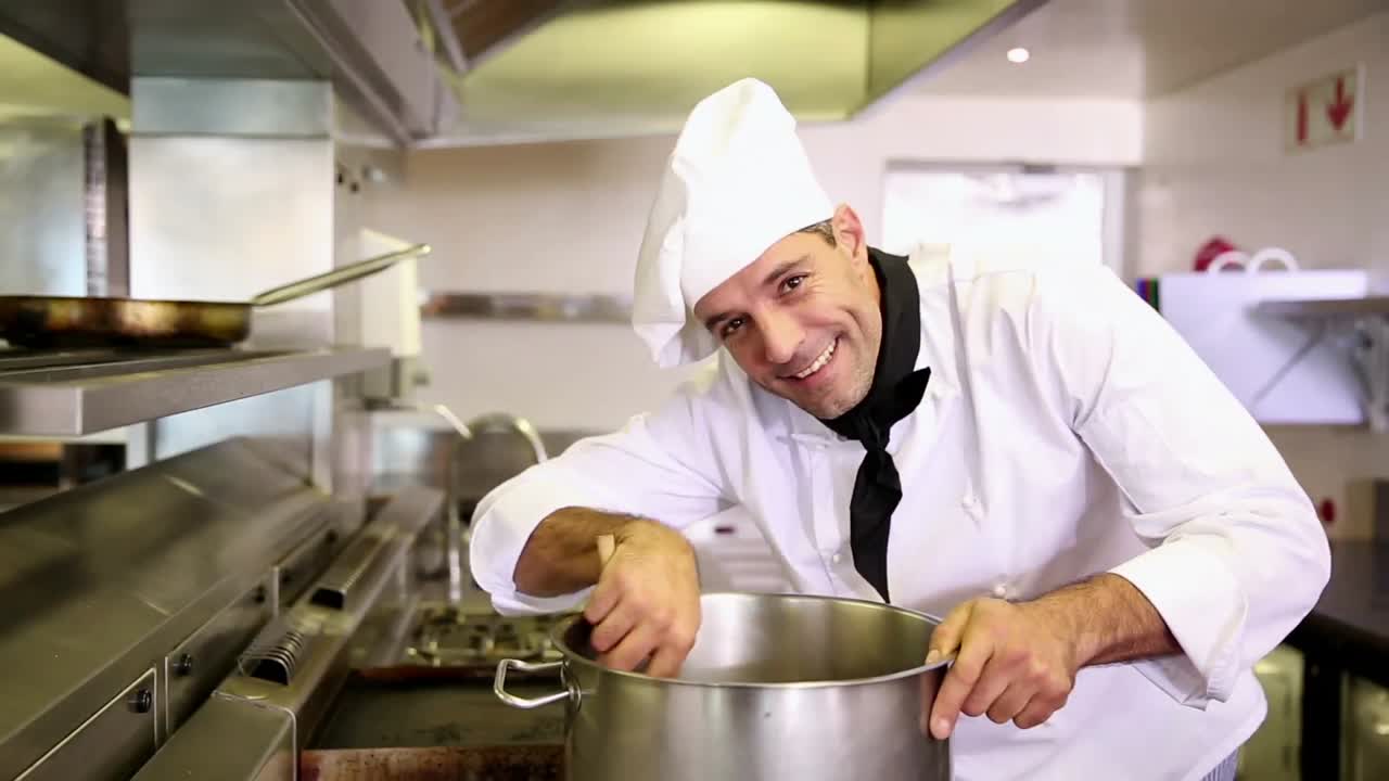 un chef guapo mezclando una olla grande