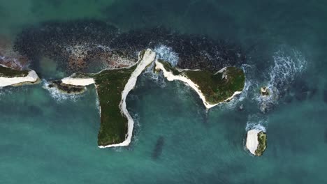 Disparo-De-Arriba-Hacia-Abajo-De-Old-Harry-Rocks-En-Inglaterra