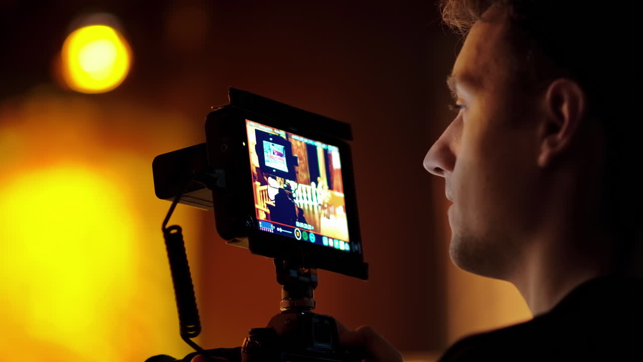Uomo che filma con una fotocamera professionale nel backstage di un set televisivo