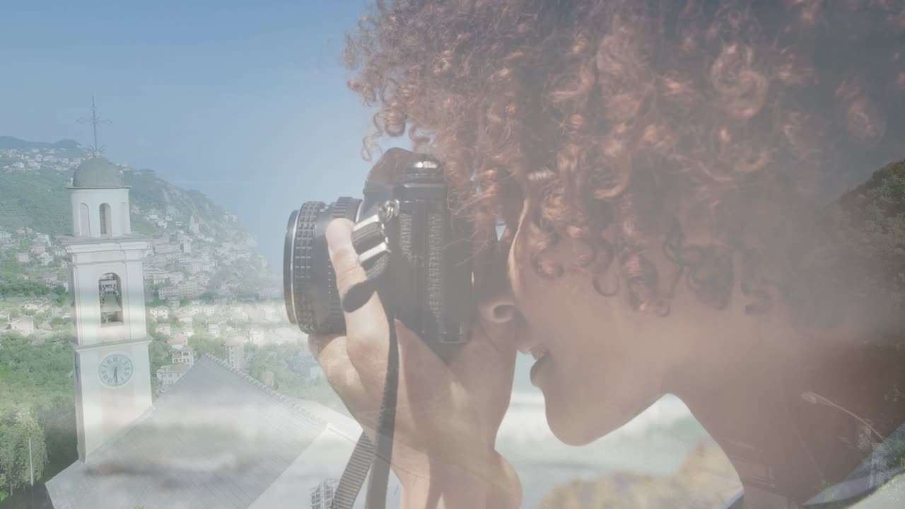 animación de una mujer afroamericana usando una cámara, sobre el paisaje urbano