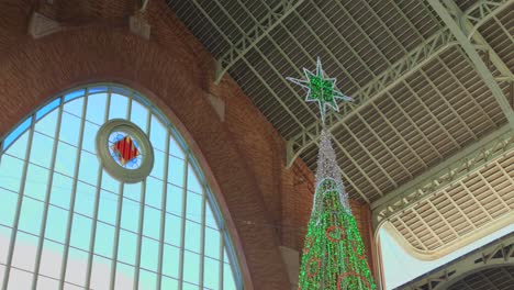 Spitze-Des-Weihnachtsbaums-Mit-Dekorationen-Im-Mercado-De-Colon-In-Valencia,-Spanien