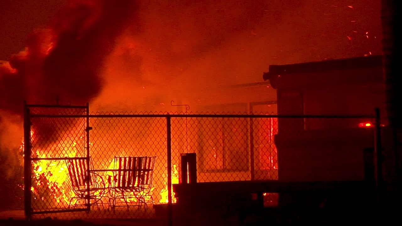 산타아나 바람은 토마스 화재 2 동안 벤츄라와 산타바바라 위의 언덕에서 밤에 화염의 지옥에 연료를 공급합니다.