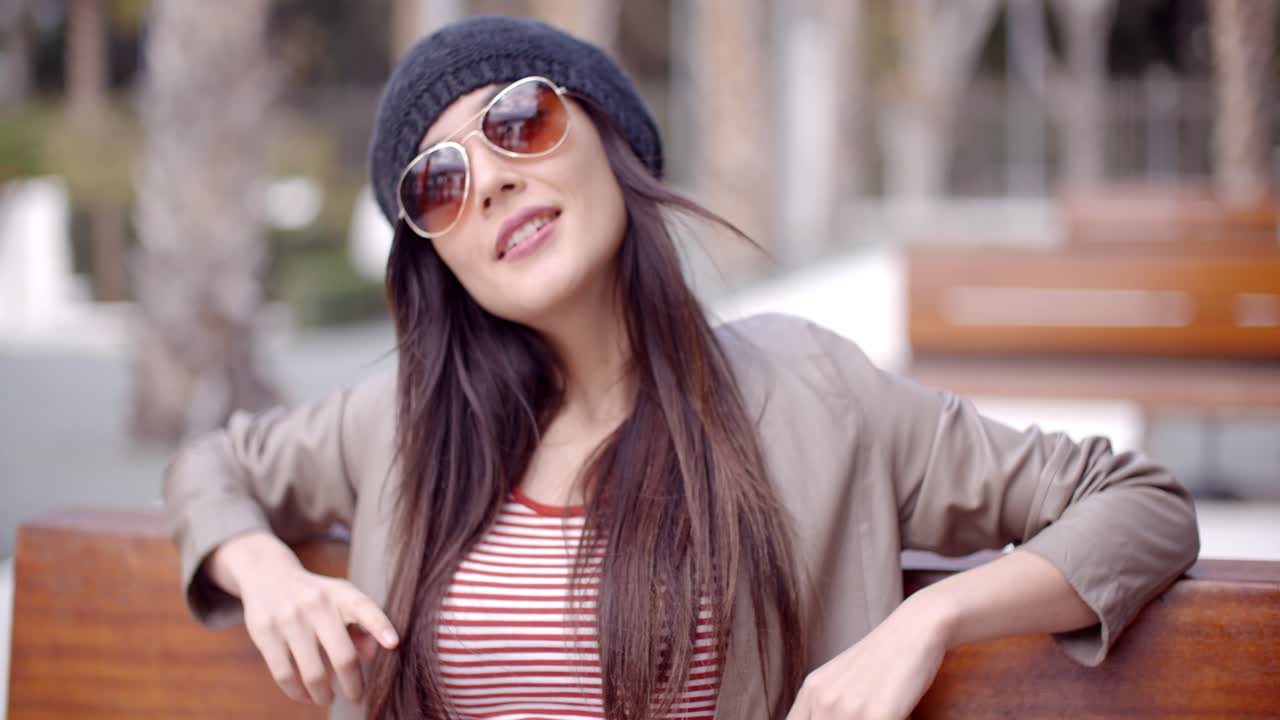 mujer de moda relajada feliz sentada soñando despierta